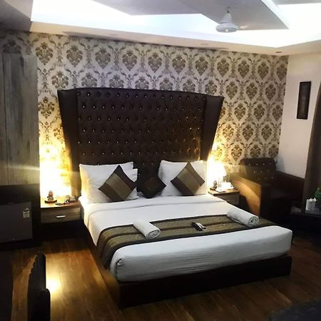 Hotel Waterfall Delhi  Exterior photo