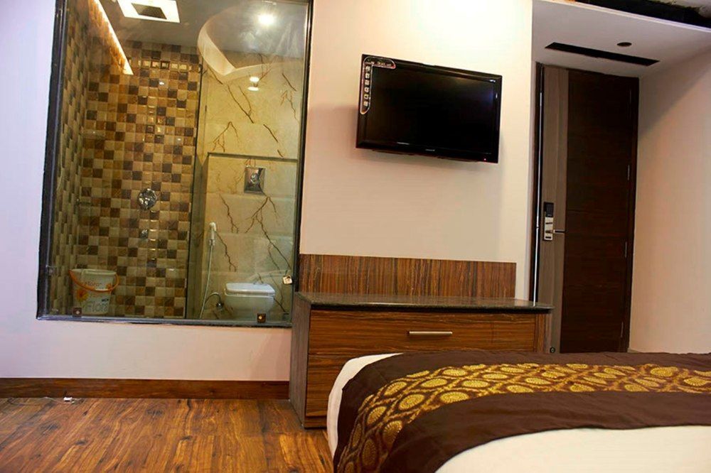 Hotel Waterfall Delhi  Exterior photo