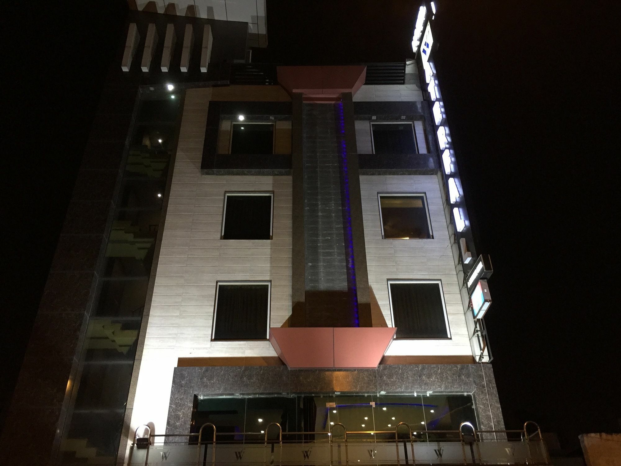 Hotel Waterfall Delhi  Exterior photo