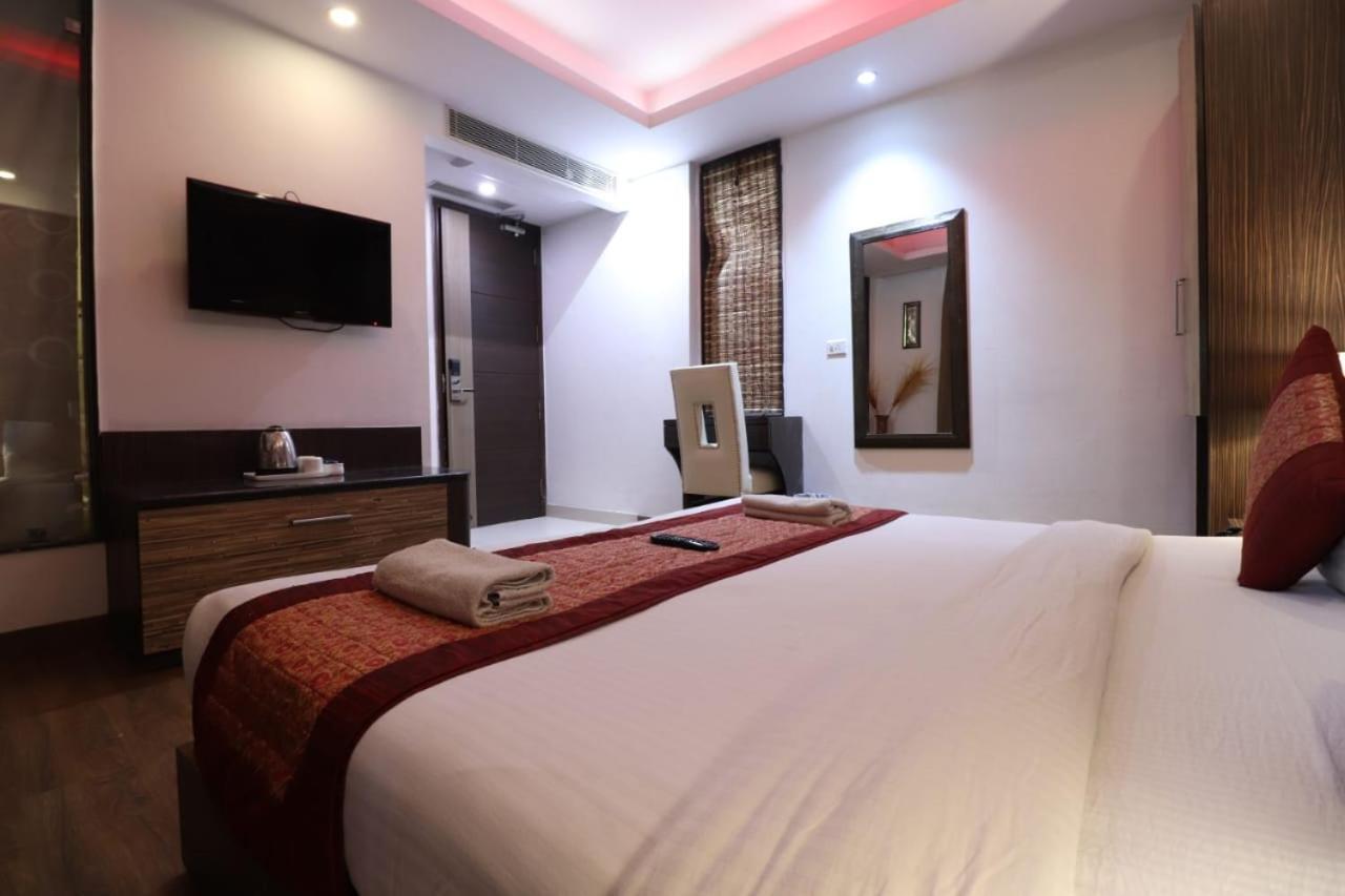 Hotel Waterfall Delhi  Exterior photo