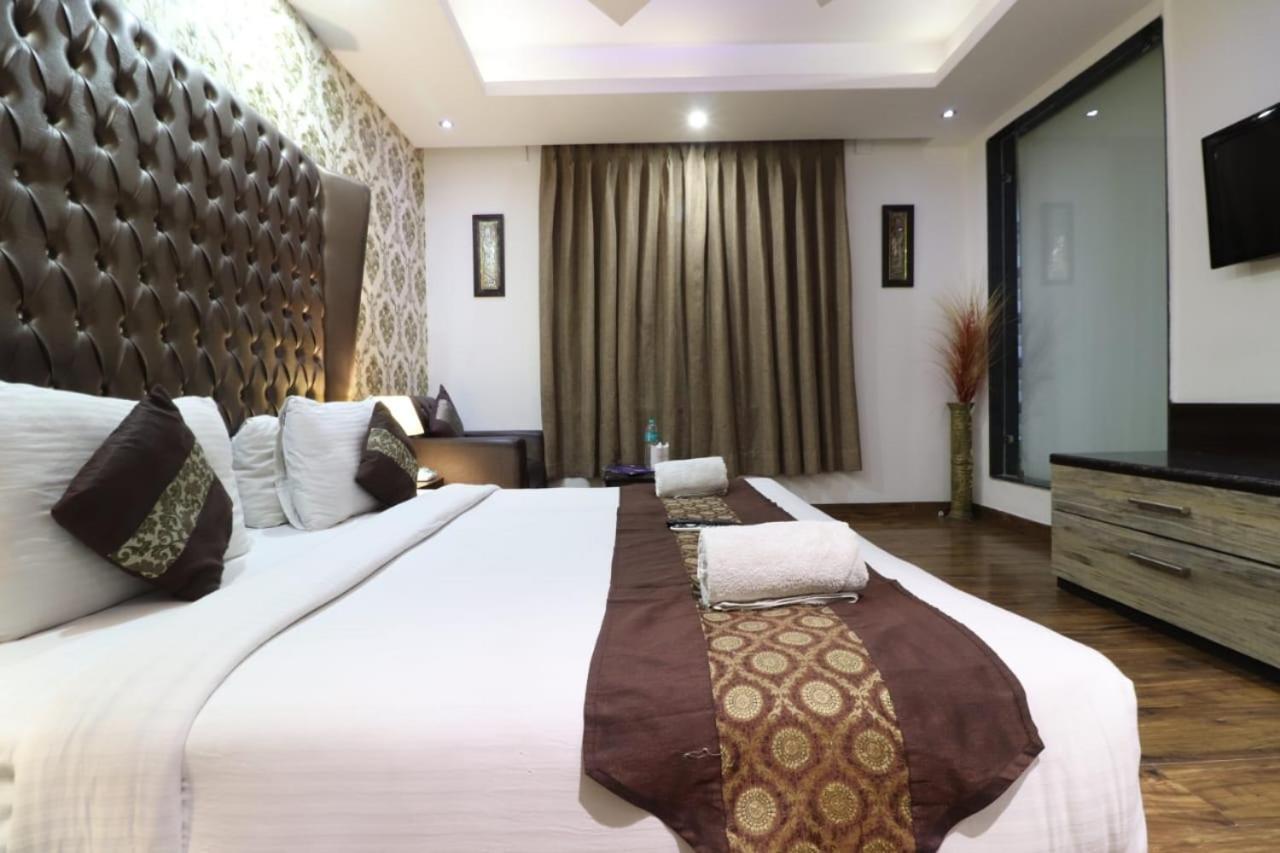 Hotel Waterfall Delhi  Exterior photo