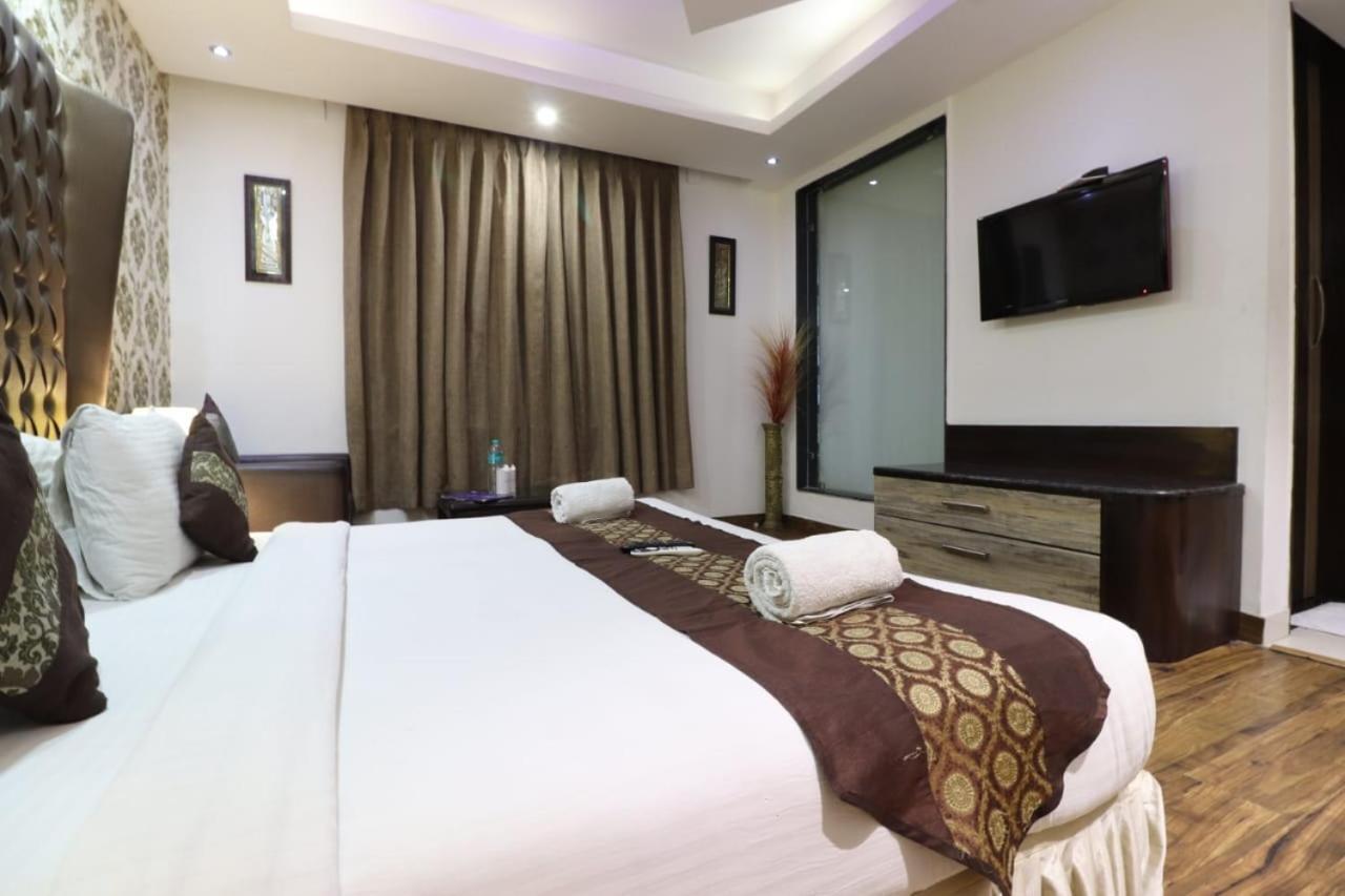 Hotel Waterfall Delhi  Exterior photo
