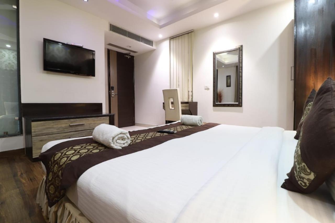 Hotel Waterfall Delhi  Exterior photo
