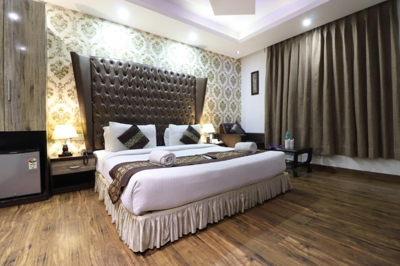 Hotel Waterfall Delhi  Exterior photo
