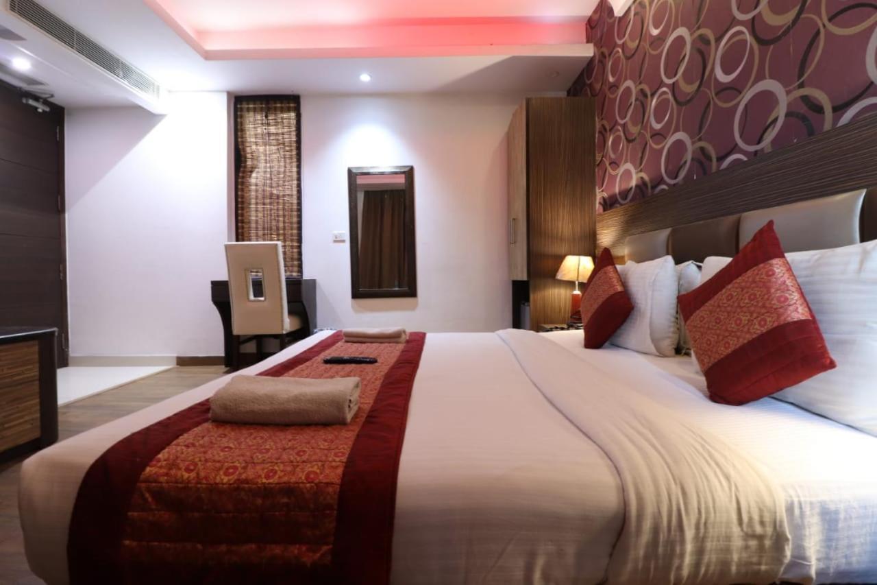 Hotel Waterfall Delhi  Exterior photo
